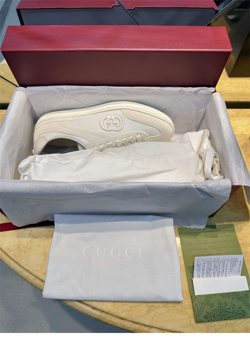 구찌 인터로킹G 스웨이드 스니커즈