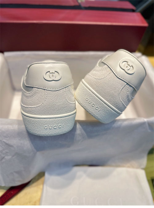 구찌 인터로킹G 스웨이드 스니커즈