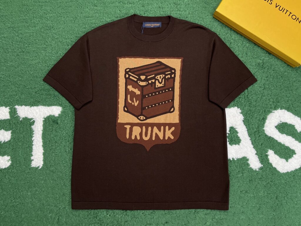 루이비통 24SS LV 로고 트렁크 니트 반팔티셔츠 브라운