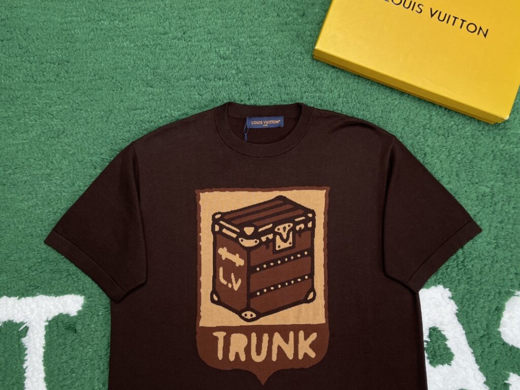 루이비통 24SS LV 로고 트렁크 니트 반팔티셔츠 브라운