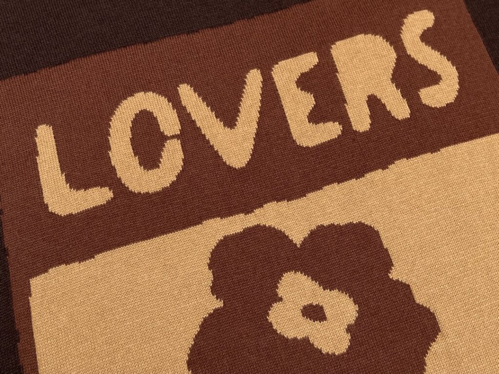 루이비통 24SS LV 로고 트렁크 니트 반팔티셔츠 브라운