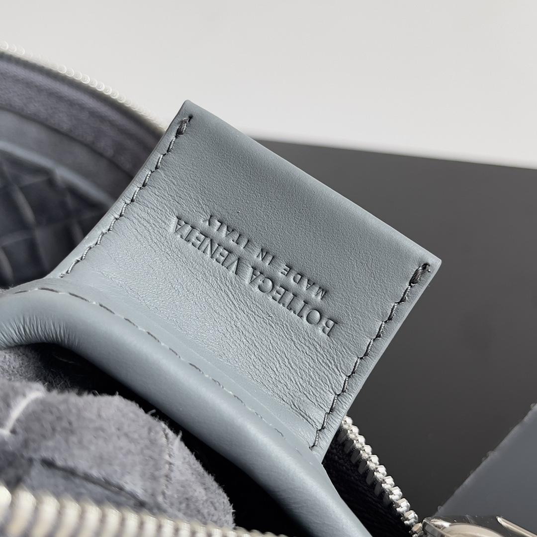 보테가 베네타 Intrecciato Zip Pouch