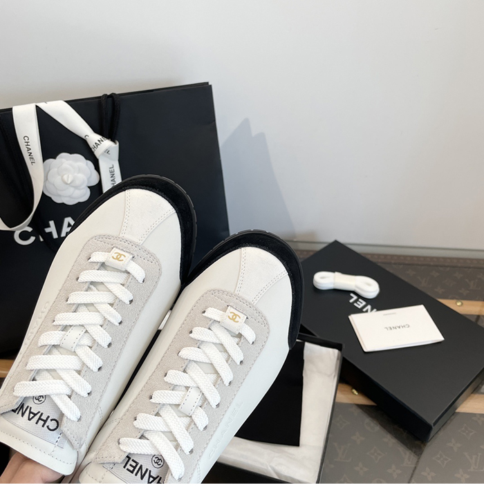 샤넬 스몰로고 카프스킨 스니커즈