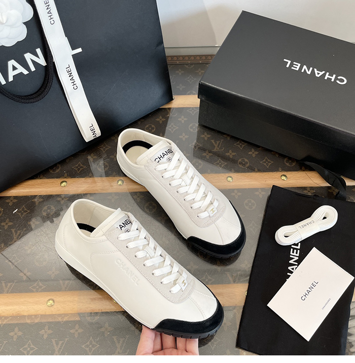샤넬 스몰로고 카프스킨 스니커즈