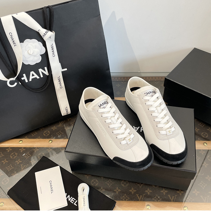 샤넬 스몰로고 카프스킨 스니커즈