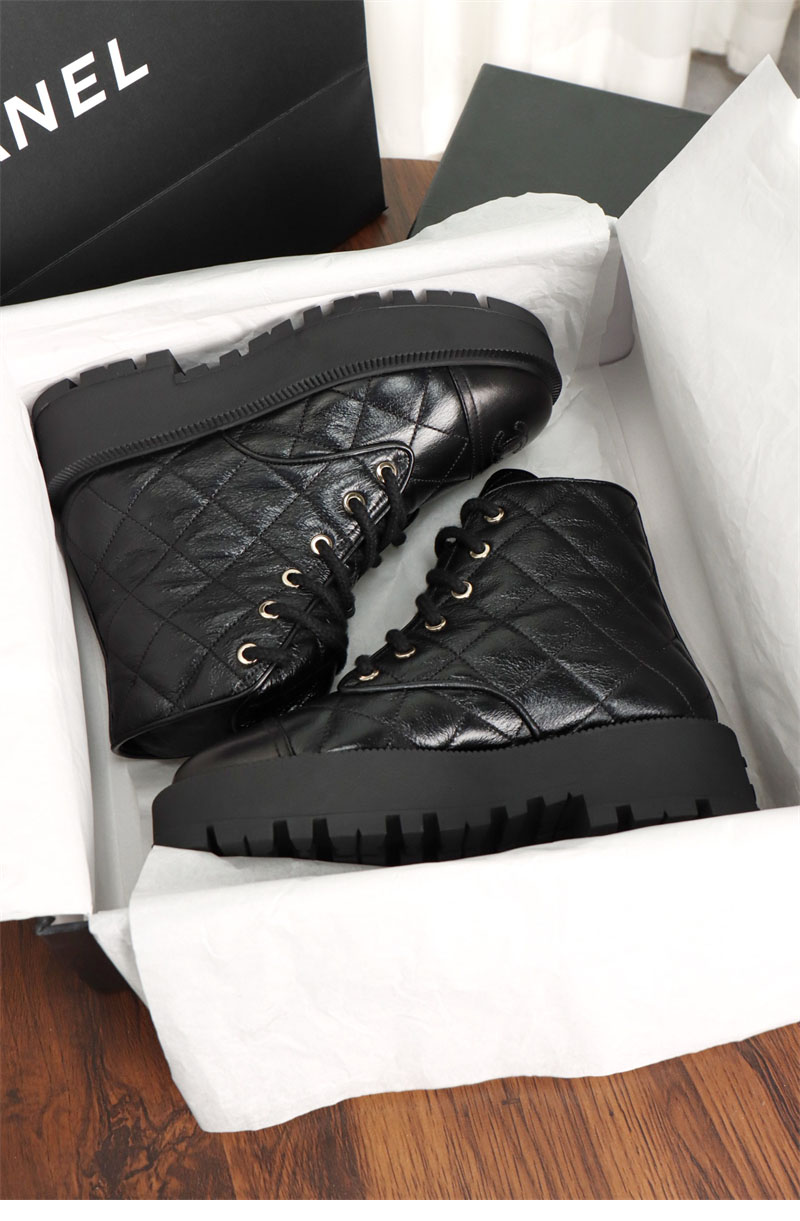 샤넬 24A 퀼팅 레더 플랫폼 컴뱃 앵클 부츠