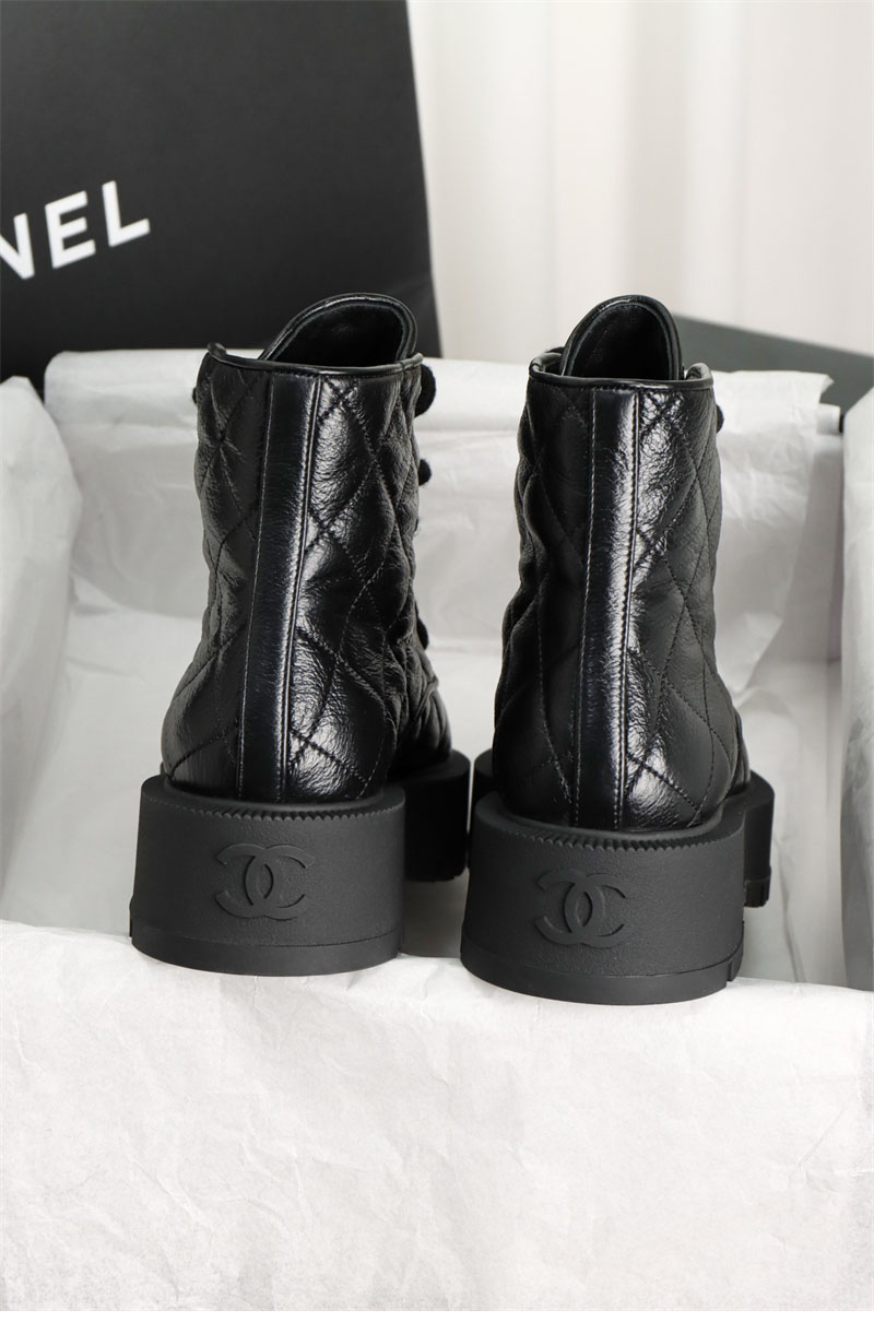 샤넬 24A 퀼팅 레더 플랫폼 컴뱃 앵클 부츠