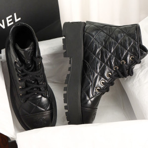 샤넬 24A 퀼팅 레더 플랫폼 컴뱃 앵클 부츠