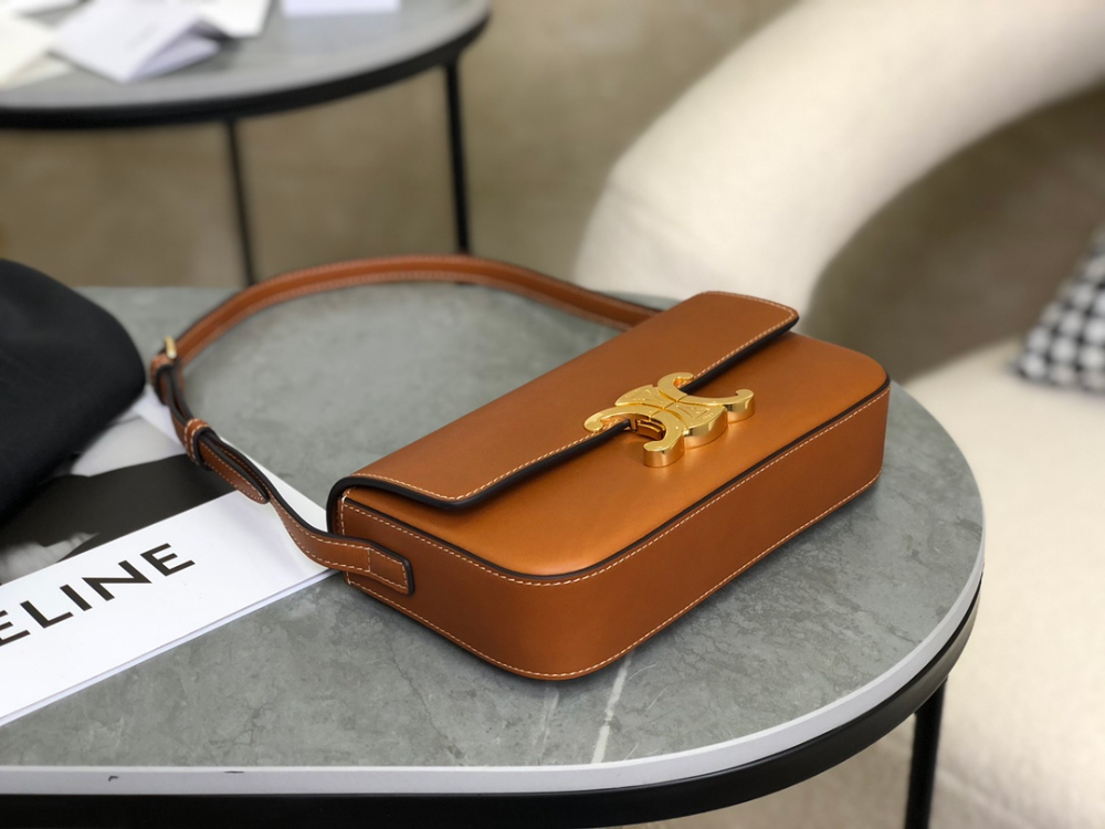 셀린느 Claude Triomphe Shoulder Bag Calfskin