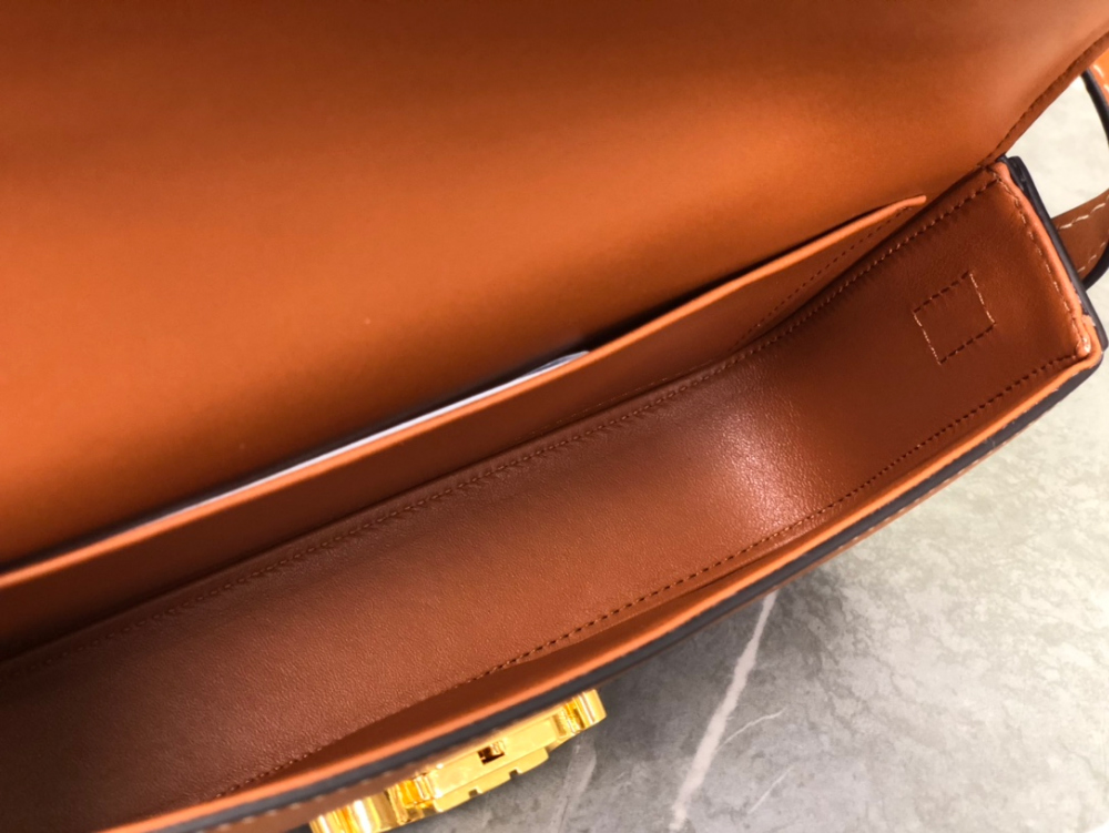 셀린느 Claude Triomphe Shoulder Bag Calfskin