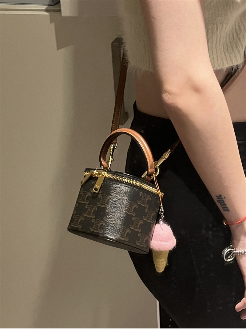 셀린느 미니 베니티 백 트리옹프 캔버스 탄 10J762