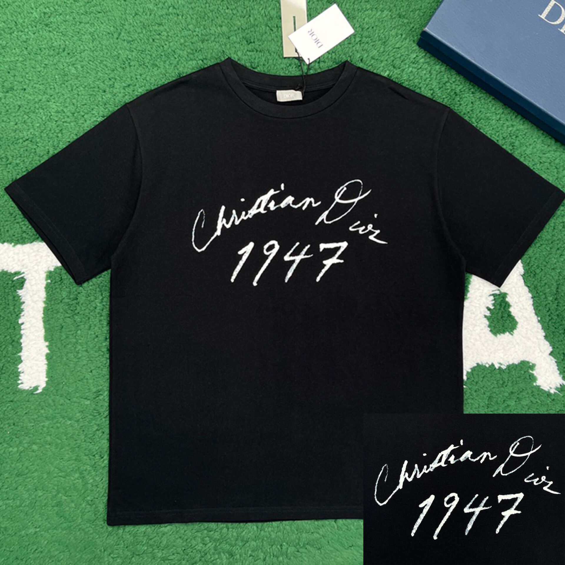 디올 핸드라이팅 1947 크리스찬 디올 프린팅 캐주얼 핏 반팔 티셔츠 “2COLOR”