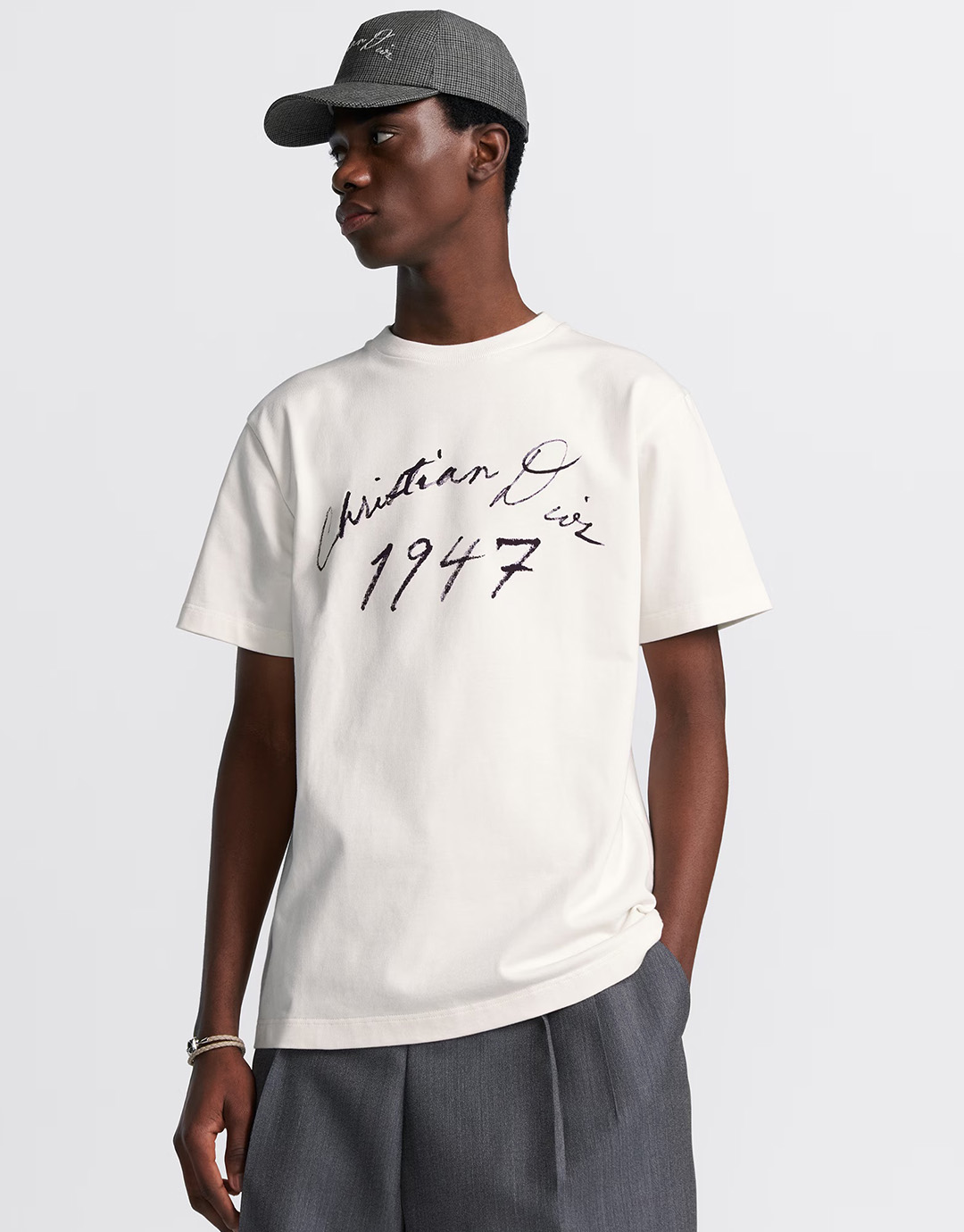 디올 핸드라이팅 1947 크리스찬 디올 프린팅 캐주얼 핏 반팔 티셔츠 “2COLOR”