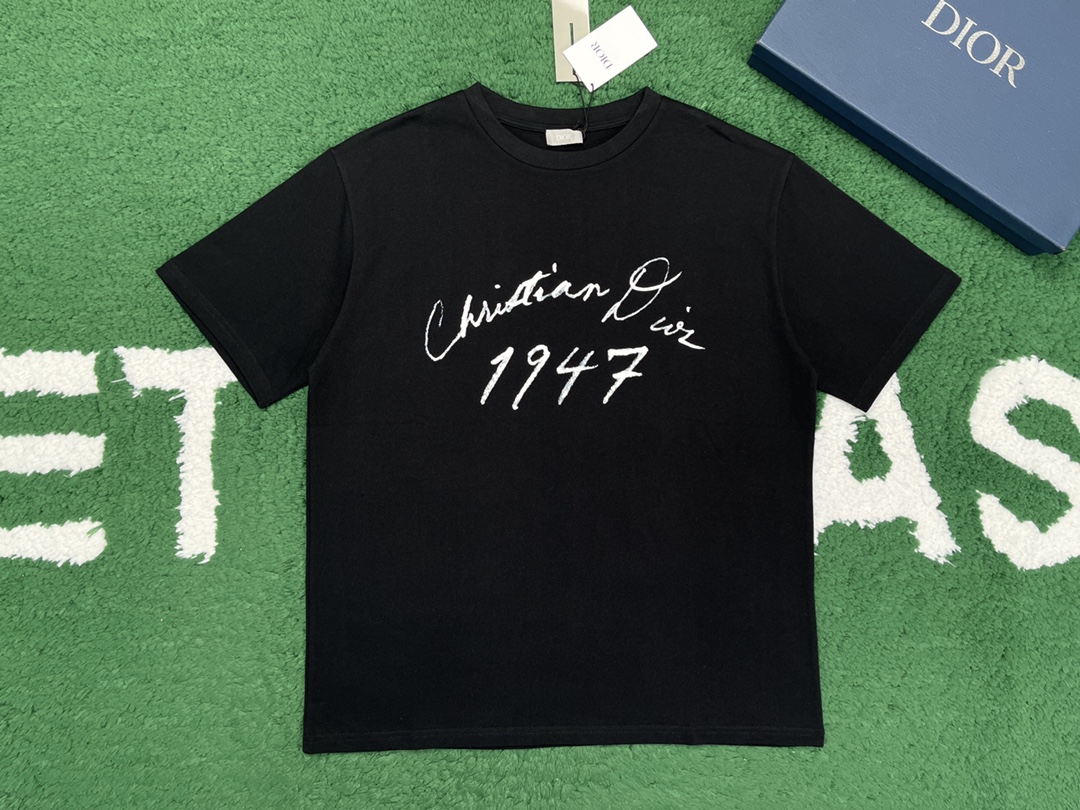 디올 핸드라이팅 1947 크리스찬 디올 프린팅 캐주얼 핏 반팔 티셔츠 “2COLOR”