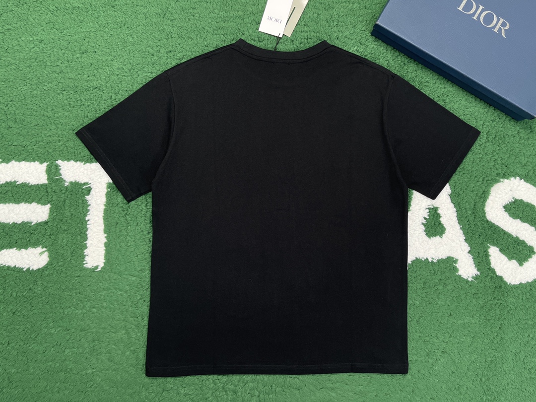 디올 핸드라이팅 1947 크리스찬 디올 프린팅 캐주얼 핏 반팔 티셔츠 “2COLOR”