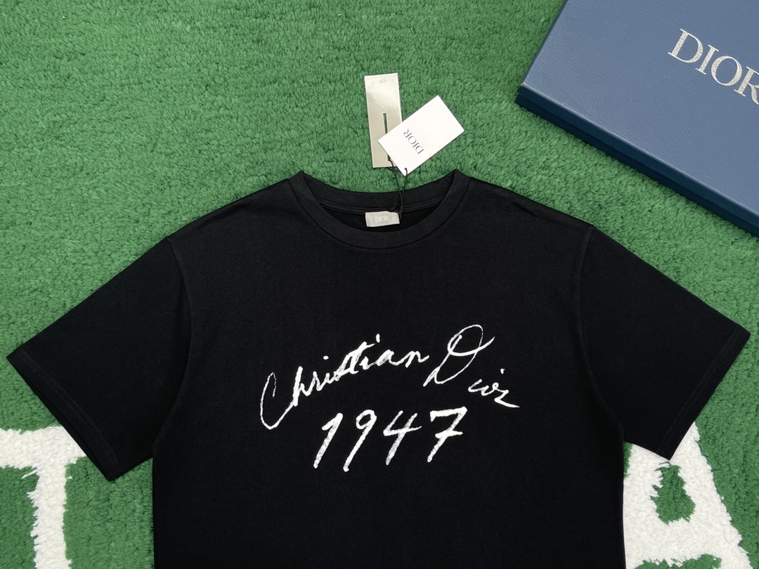 디올 핸드라이팅 1947 크리스찬 디올 프린팅 캐주얼 핏 반팔 티셔츠 “2COLOR”