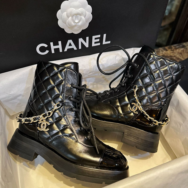 샤넬 23b 체인 로고 퀼팅 레이스업 미들 부츠