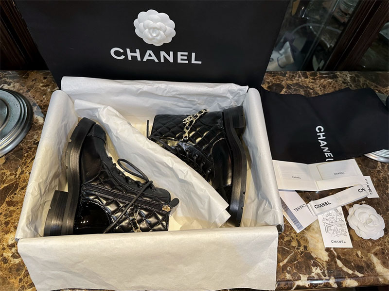 샤넬 23b 체인 로고 퀼팅 레이스업 미들 부츠