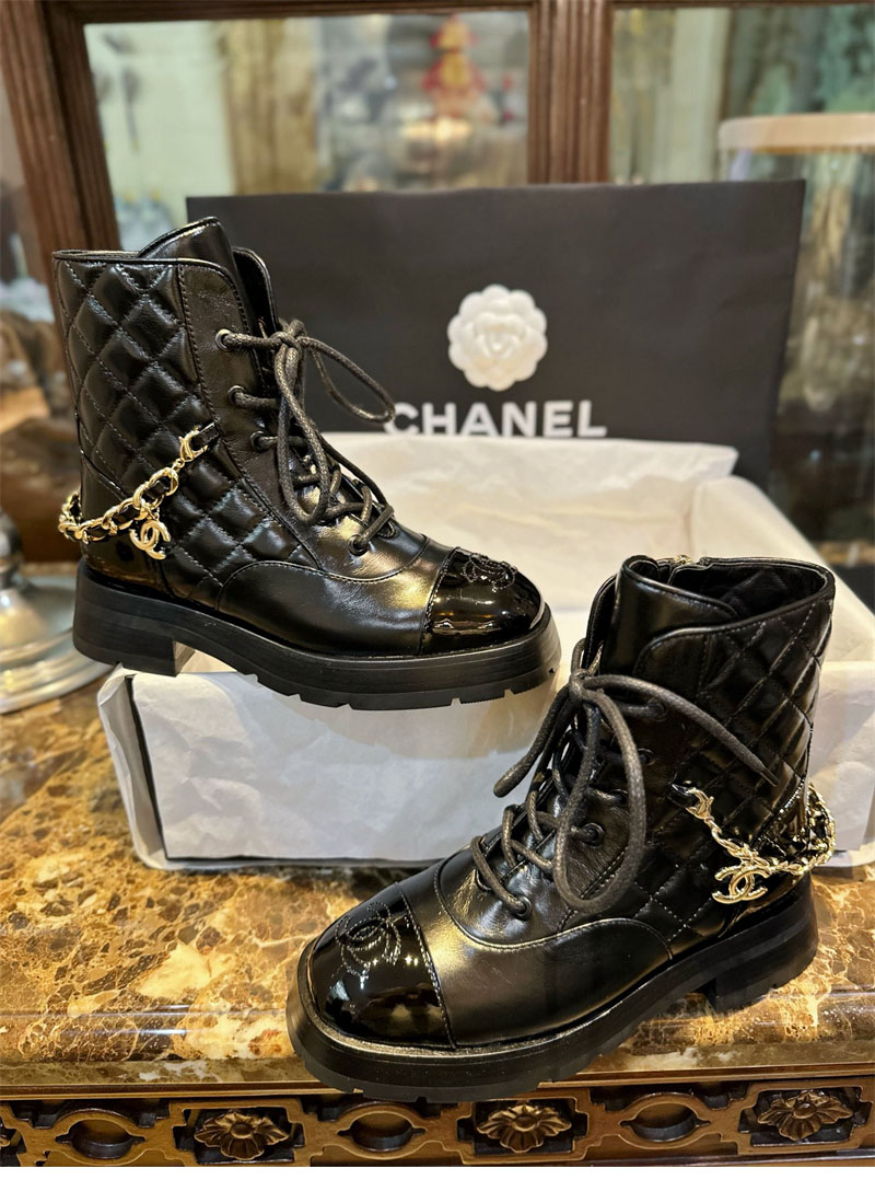 샤넬 23b 체인 로고 퀼팅 레이스업 미들 부츠