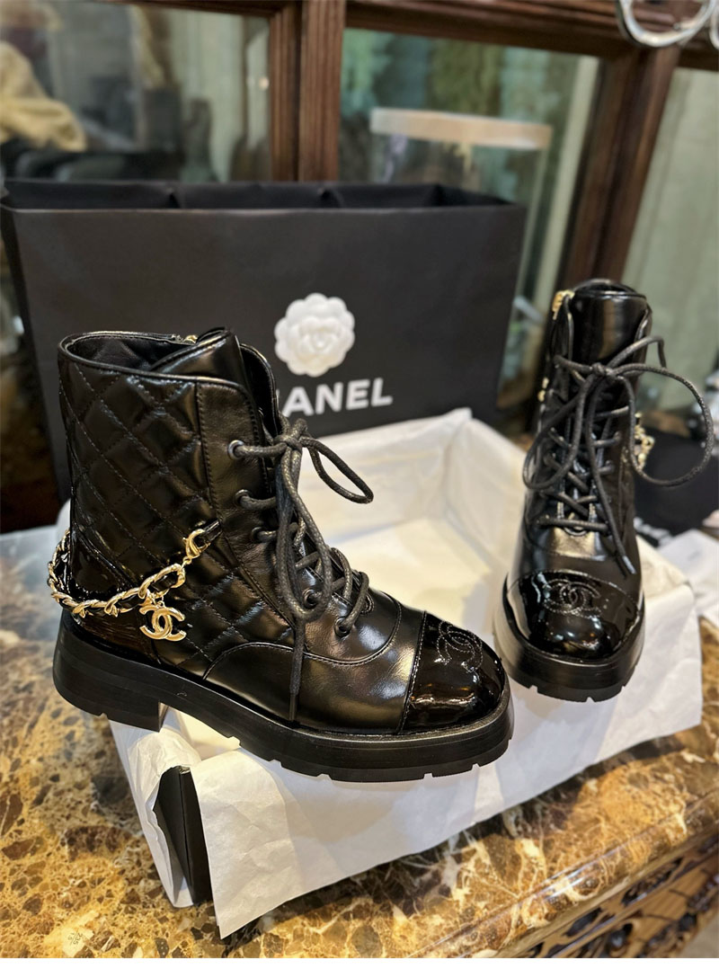 샤넬 23b 체인 로고 퀼팅 레이스업 미들 부츠