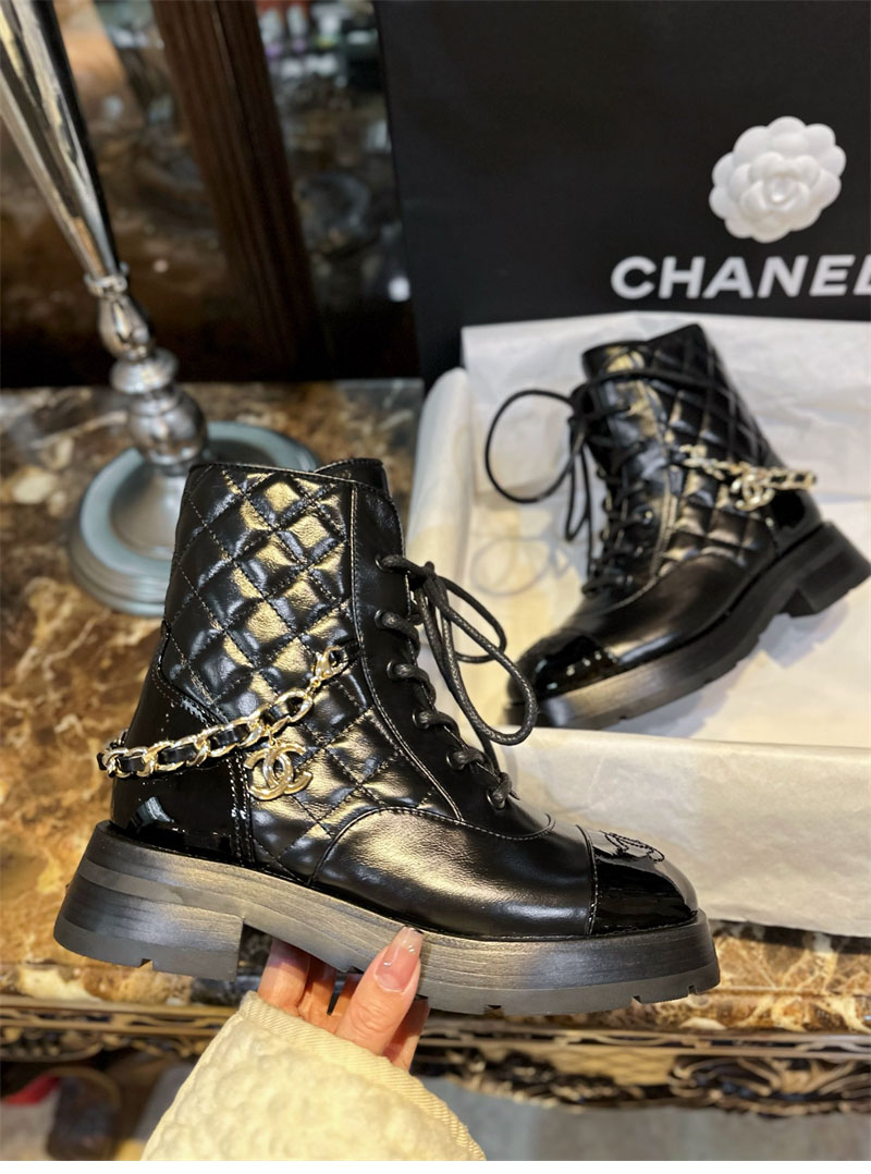 샤넬 23b 체인 로고 퀼팅 레이스업 미들 부츠