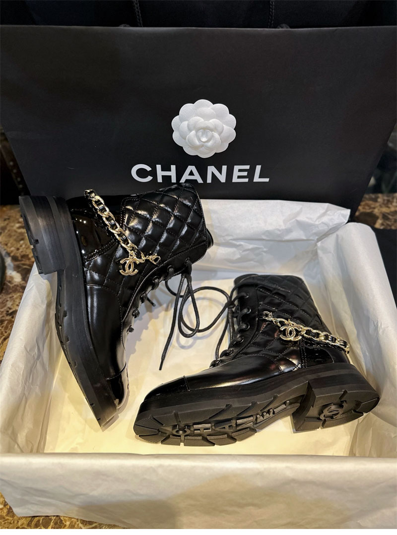 샤넬 23b 체인 로고 퀼팅 레이스업 미들 부츠