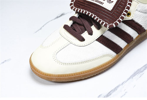 아디다스x웨일즈보너 포니 토널 삼바 크림 화이트 미스테리 브라운 스니커즈