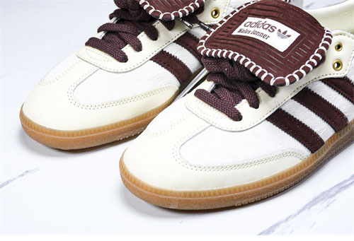 아디다스x웨일즈보너 포니 토널 삼바 크림 화이트 미스테리 브라운 스니커즈