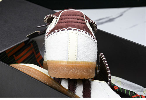 아디다스x웨일즈보너 포니 토널 삼바 크림 화이트 미스테리 브라운 스니커즈