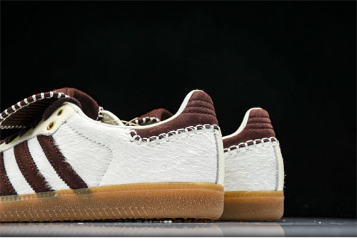 아디다스x웨일즈보너 포니 토널 삼바 크림 화이트 미스테리 브라운 스니커즈