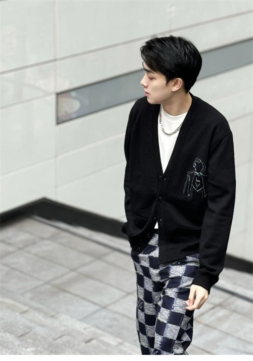 루이비통 메리노 울 자수 가디건 1AFAON