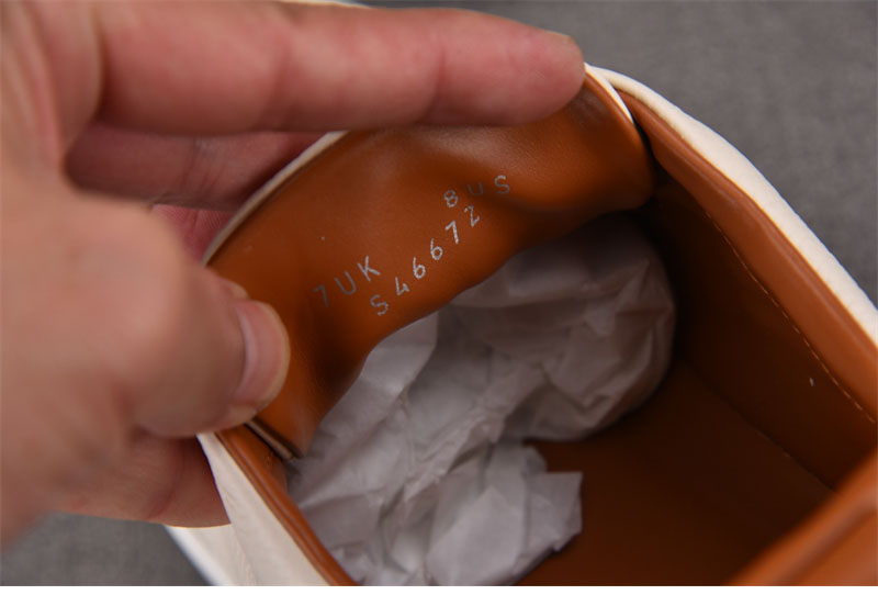 제냐 오프화이트 디어스킨 트리플 스티치 스니커즈