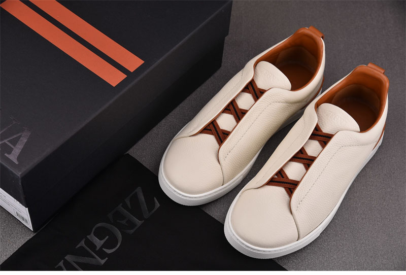 제냐 오프화이트 디어스킨 트리플 스티치 스니커즈