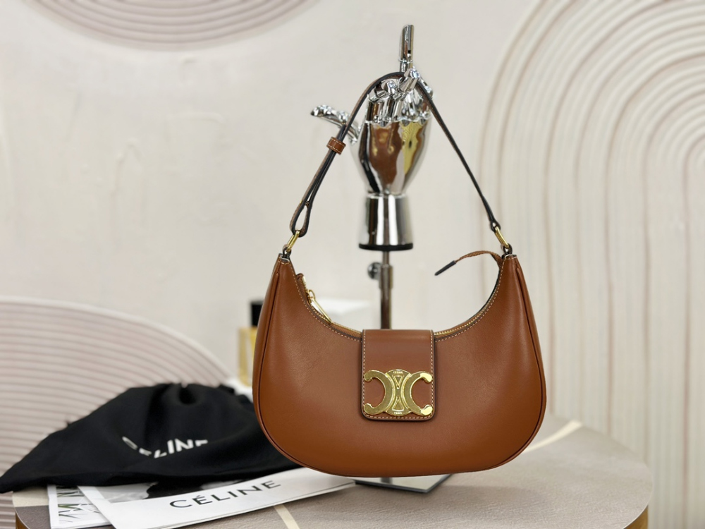 셀린느 아바 Ava Triomphe Bag Soft Calfskin