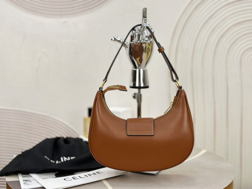 셀린느 아바 Ava Triomphe Bag Soft Calfskin