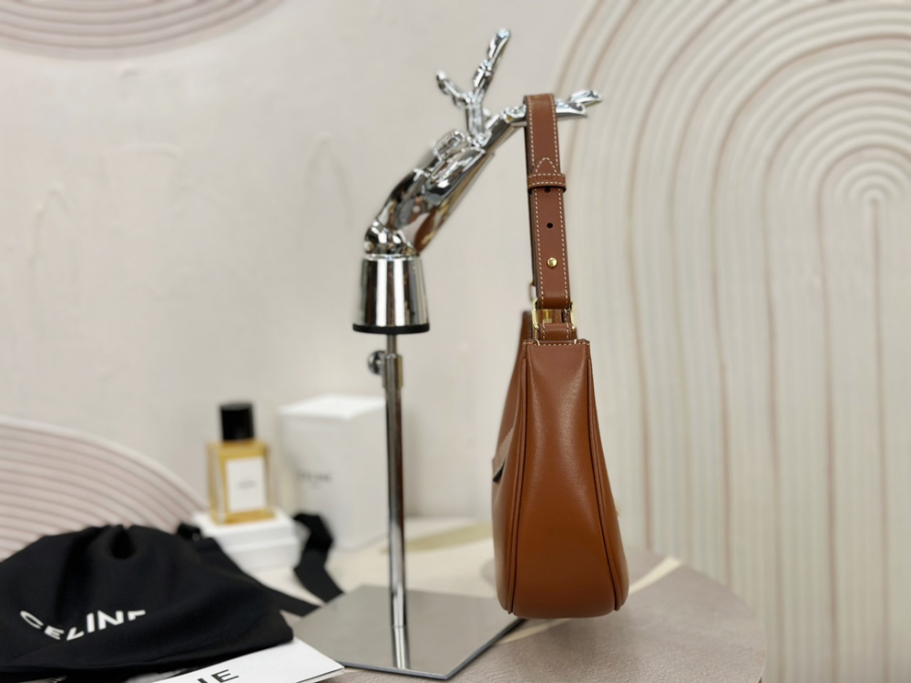 셀린느 아바 Ava Triomphe Bag Soft Calfskin