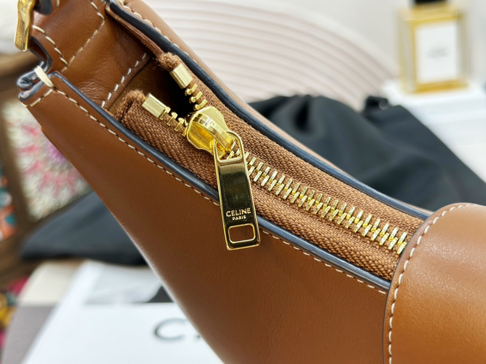 셀린느 아바 Ava Triomphe Bag Soft Calfskin