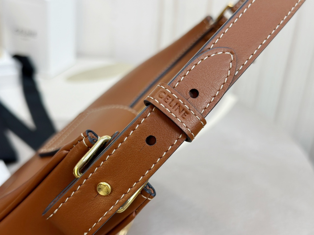 셀린느 아바 Ava Triomphe Bag Soft Calfskin