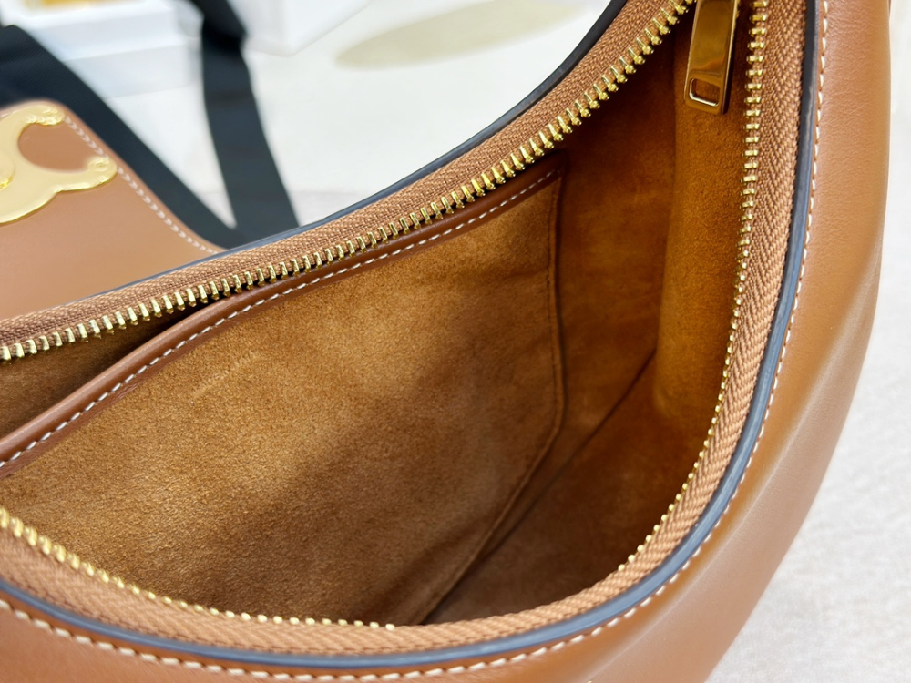 셀린느 아바 Ava Triomphe Bag Soft Calfskin