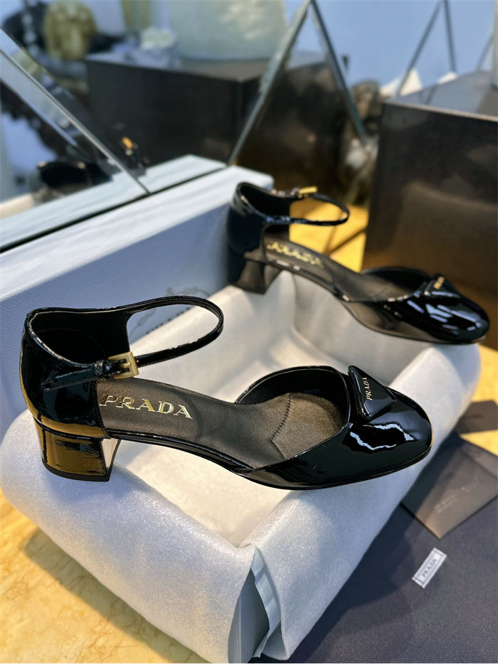 프라다 페이턴트 레더 슬링백 펌프스