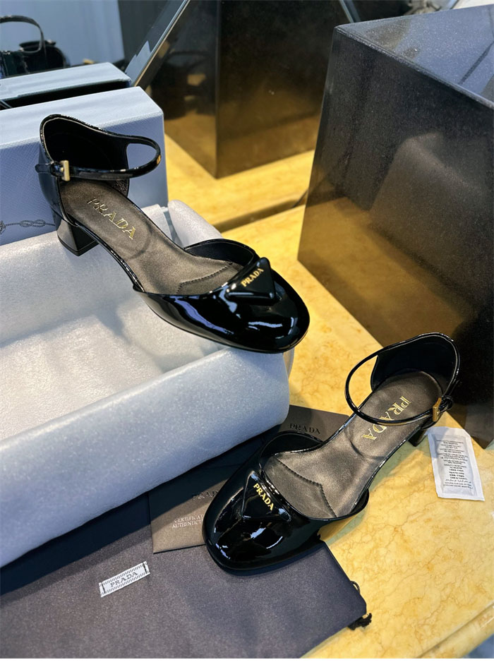 프라다 페이턴트 레더 슬링백 펌프스