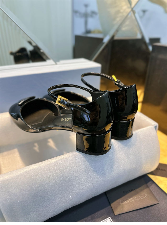 프라다 페이턴트 레더 슬링백 펌프스