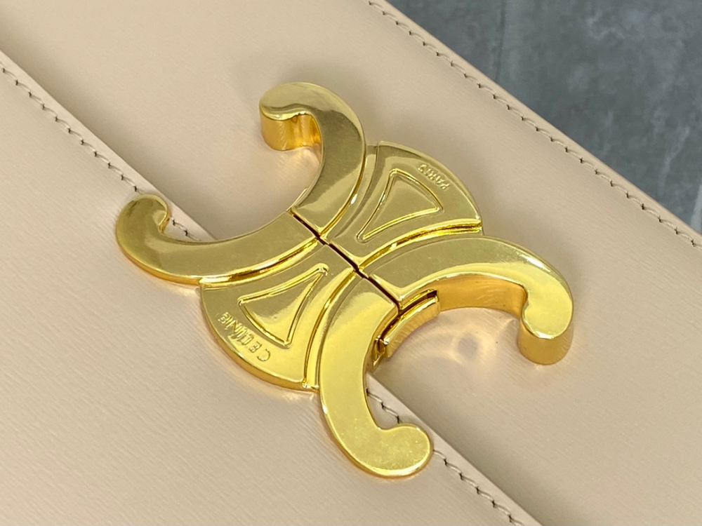 셀린느 Teen Triomphe Bag Shiny Calfskin