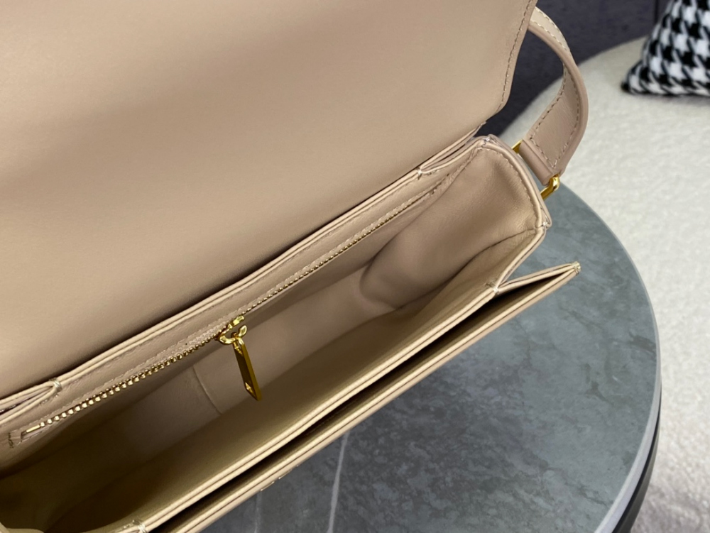 셀린느 Teen Triomphe Bag Shiny Calfskin