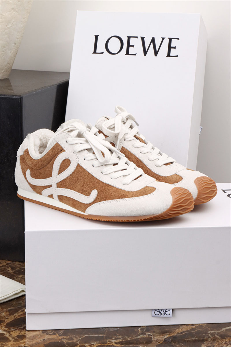 로에베 발레 러너 2.0 스웨이드 시어링 스니커즈