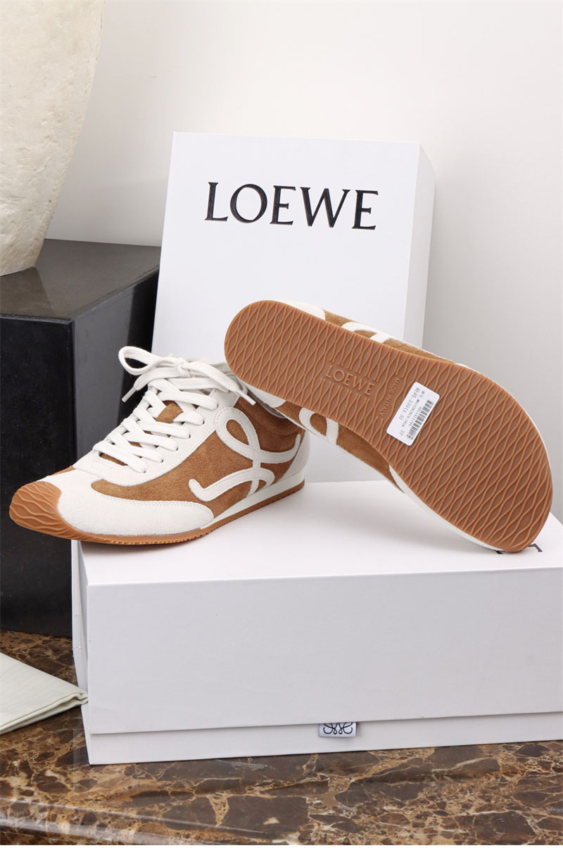 로에베 발레 러너 2.0 스웨이드 시어링 스니커즈