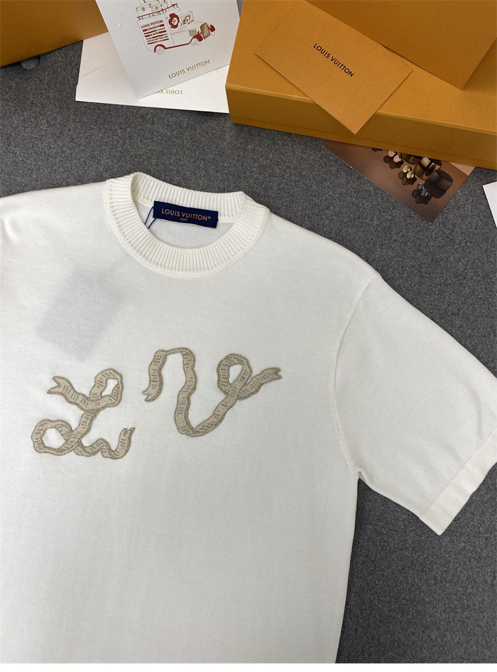 루이비통 리본 LV 자수 반소매 코튼 크루넥