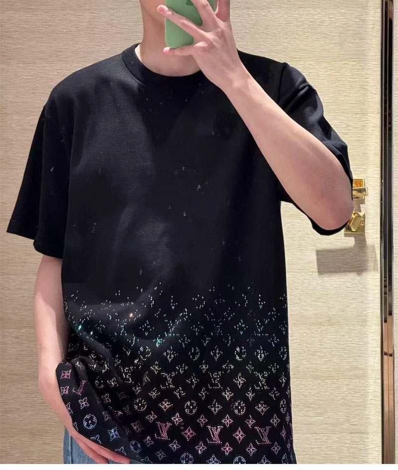 루이비통 모노그램 그라디언트 엠벨리시드 크루넥 반팔 티셔츠