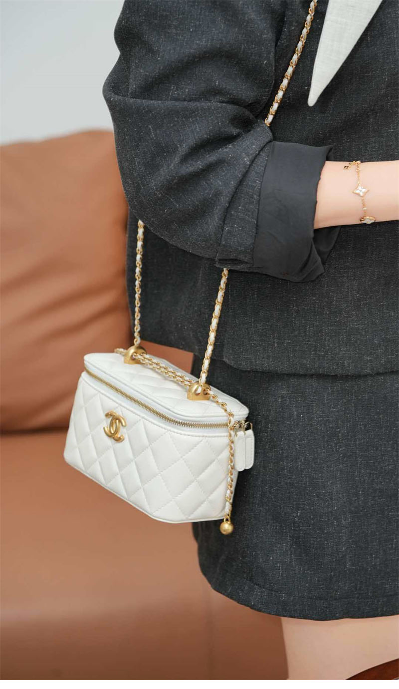 샤넬 베니티 케이스 체인백 화이트