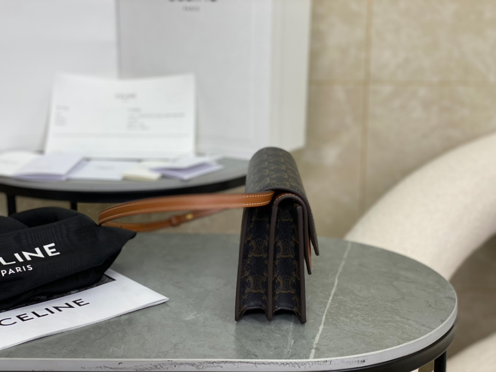 셀린느 Wallet on strap in Triomphe Canvas